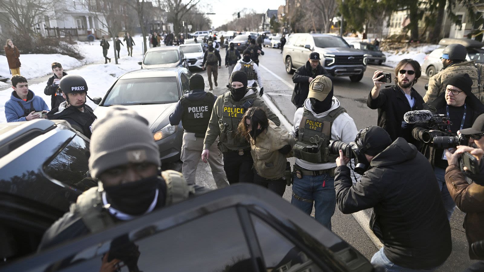 ICE usa la fuerza contra los inmigrantes